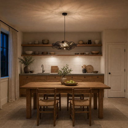 Suspension fleur noire Blomyn allumée au-dessus d'une table de cuisine en chêne | Delvanie