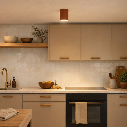 Plafonnier spot Terracotta allumé au-dessus d'un plan de travail de cuisine | Delvanie