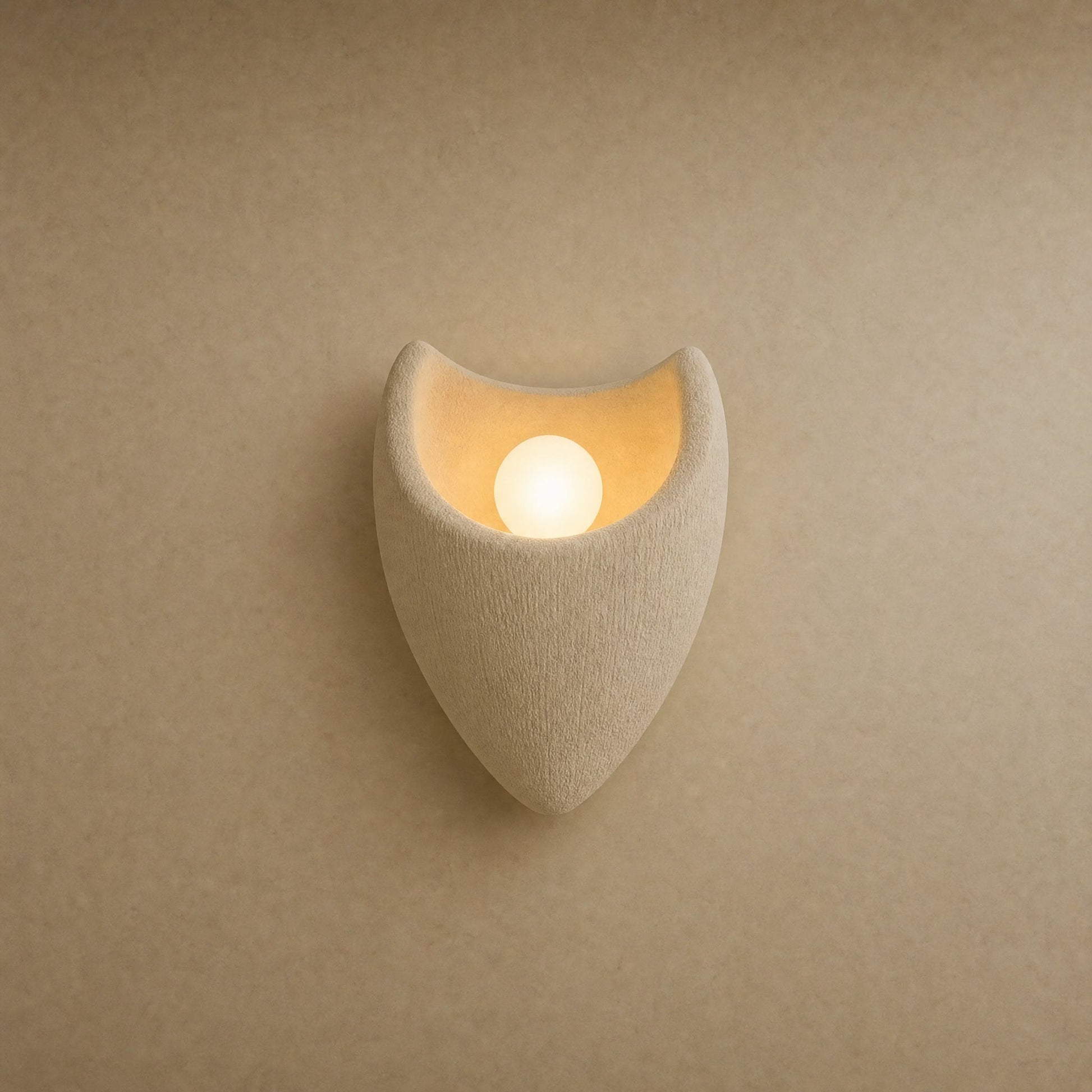 Lampe de chevet murale Sakumi, coque Coupe écrue de 25 x 19,5 cm allumée | Delvanie
