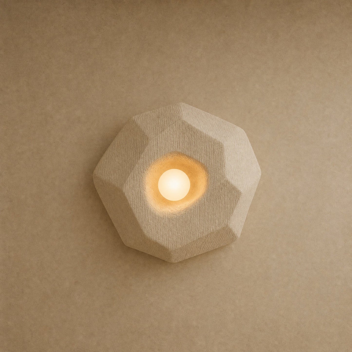 Lampe de chevet murale Sakumi, coque Galet facettée écrue de 25 x 23 cm allumée | Delvanie