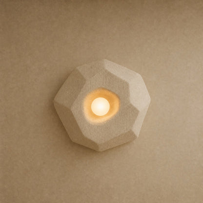 Lampe de chevet murale Sakumi, coque Galet facettée écrue de 25 x 23 cm allumée | Delvanie