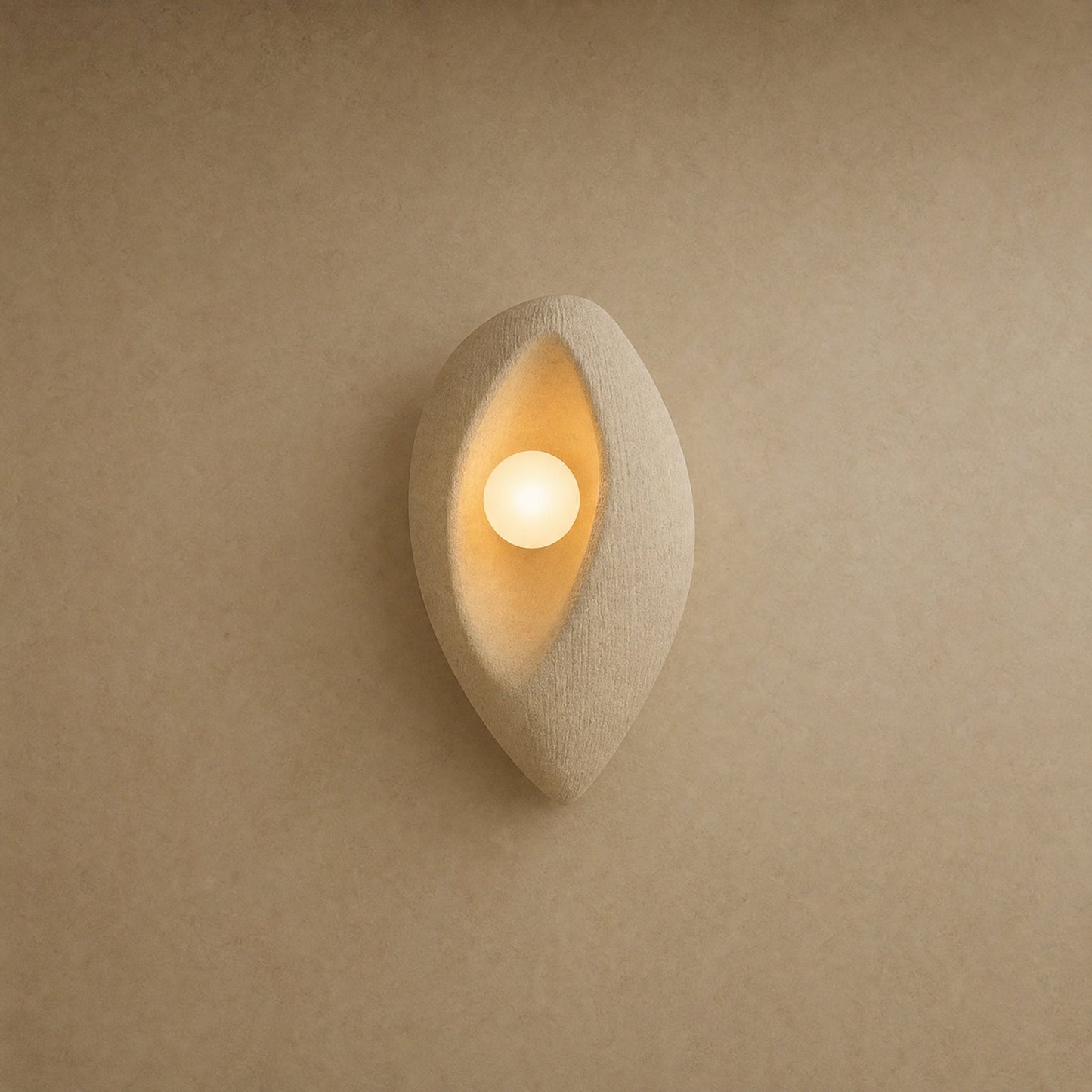 Lampe de chevet murale Sakumi, coque Pétale écrue de 30 x 18 cm allumée | Delvanie