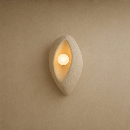 Lampe de chevet murale Sakumi, coque Pétale écrue de 30 x 18 cm allumée | Delvanie