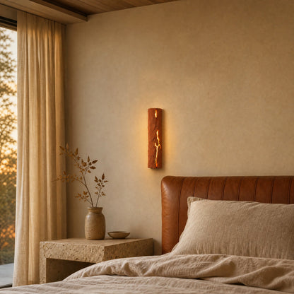 Applique murale chambre terracotta allumée au-dessus d'un chevet, ambiance wabi-sabi | Delvanie