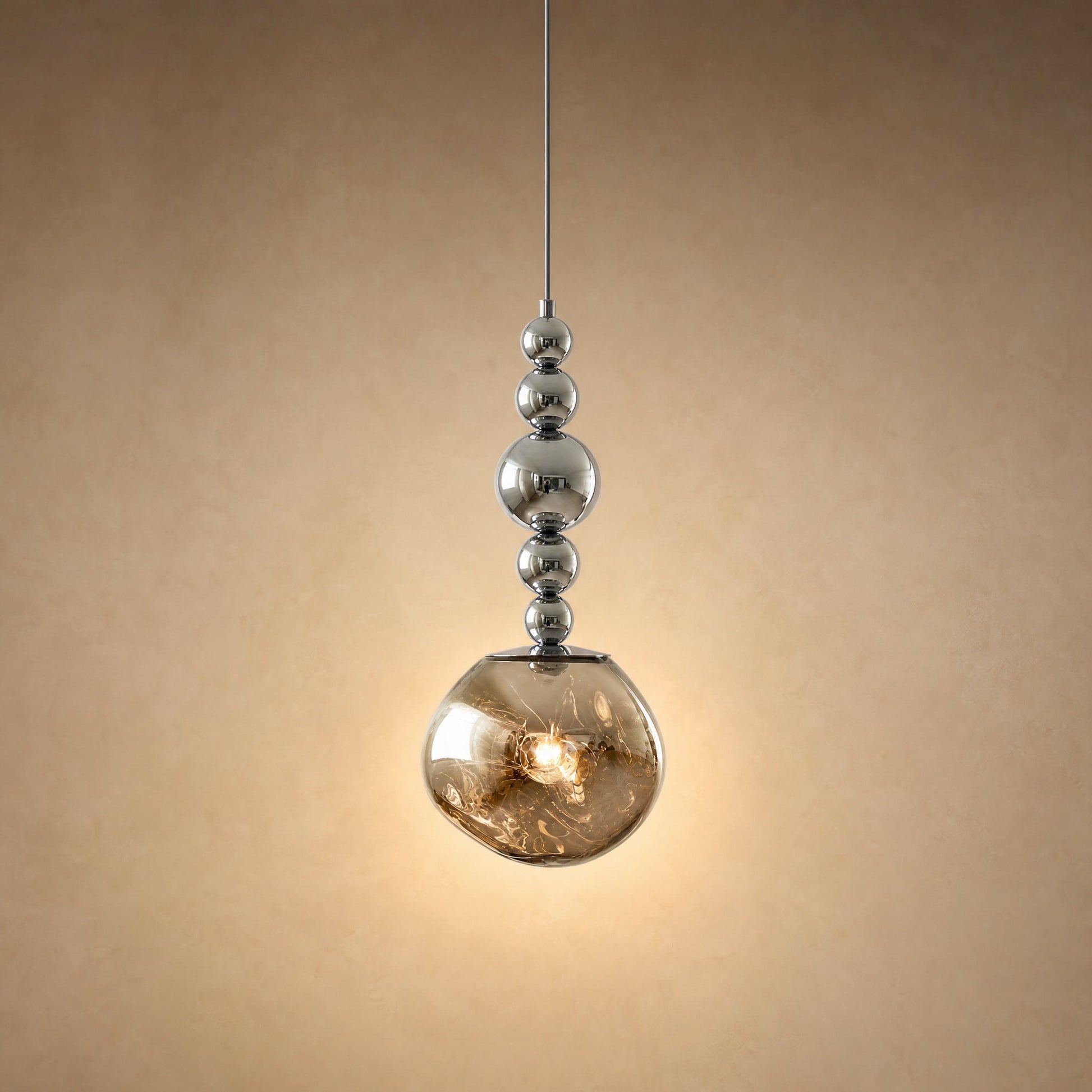 Suspension art déco chapelet de perles chromées et globe coulé fumé | Delvanie