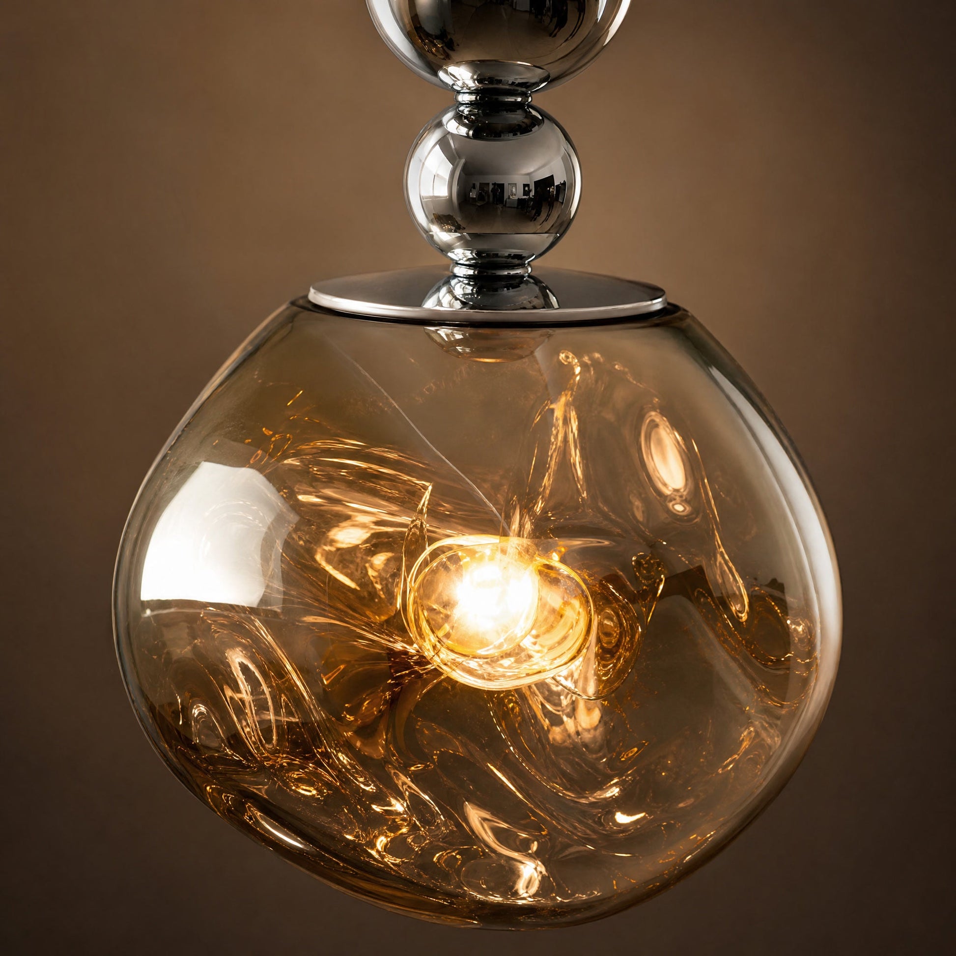 Détail du globe coulé translucide et des perles chromées de la suspension | Delvanie