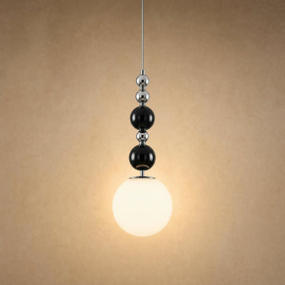 Suspension art déco à perles noires et globe opale blanc de 15 cm | Delvanie