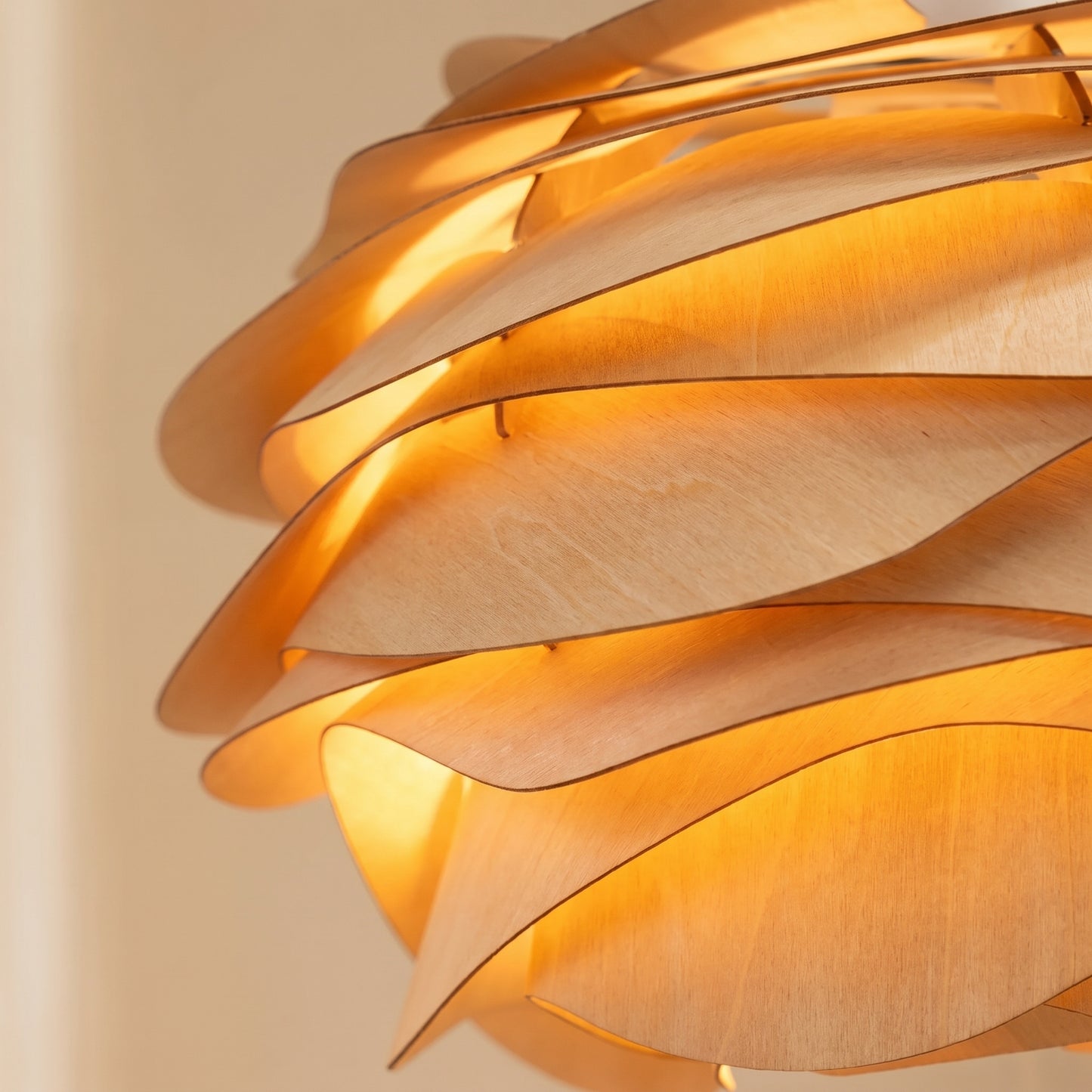 Détail des pétales en bois de la suspension bois sculptée Rozenya allumée