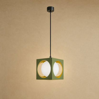 Suspension colorée Asobya, cube vert olive en fer forgé et globe en verre opale | Delvanie