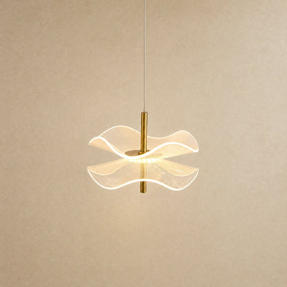 Suspension fleur Ninfélis allumée, deux voiles d'acrylique ondulés sur tige dorée | Delvanie
