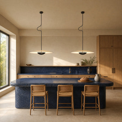 Deux suspensions effet bois alignées au-dessus d'un îlot de cuisine en pierre bleue | Delvanie