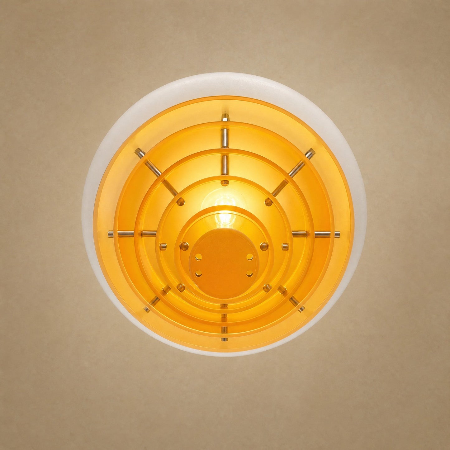 Suspension orange Ambrino vue de dessous, six disques ambrés concentriques et ampoule E27 | Delvanie