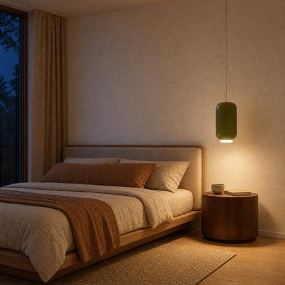Suspension vert olive Ø 22 cm allumée en lampe de chevet dans une chambre japandi | Delvanie