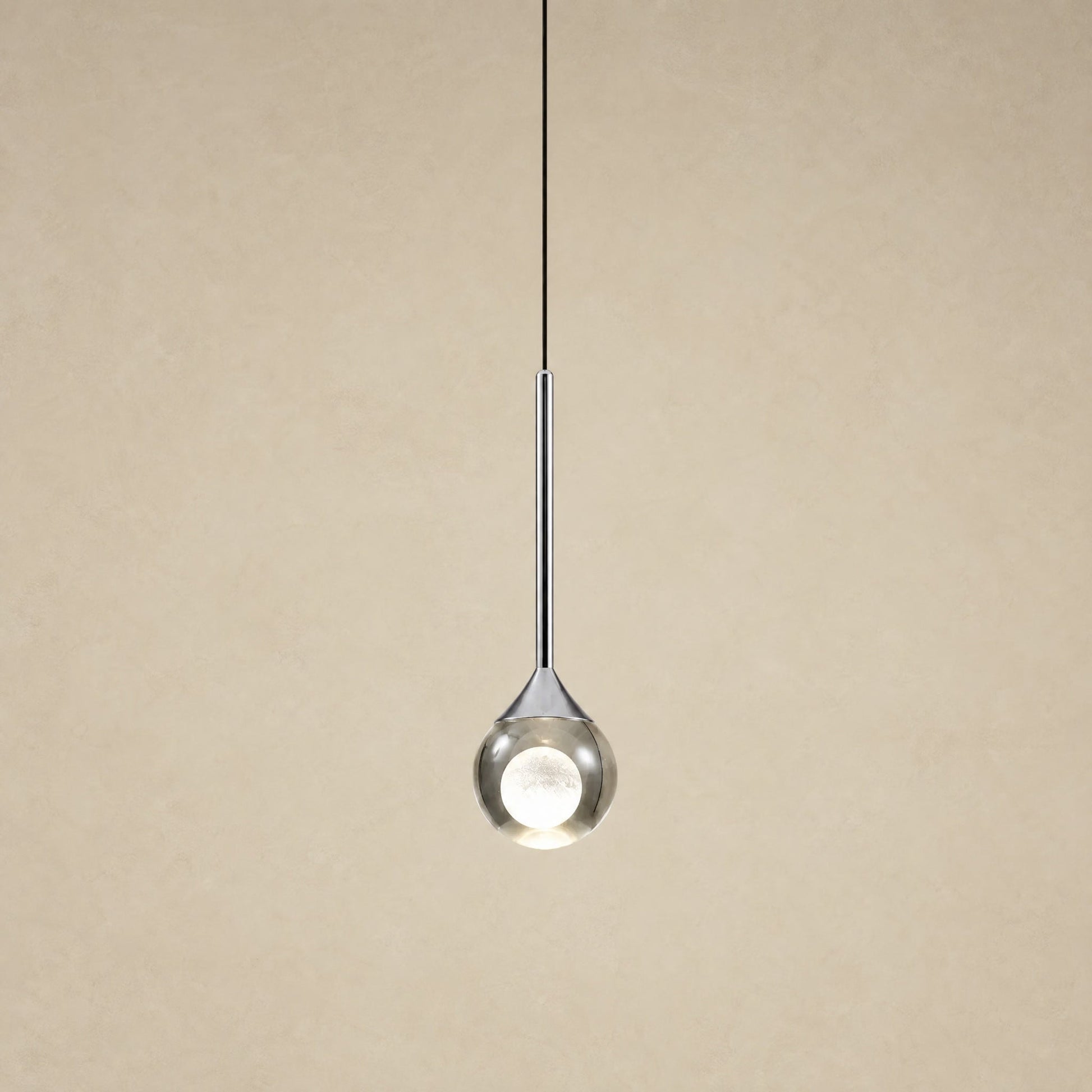 Suspension en verre fumé Cendrys, finition chrome poli, boule de 10 cm à cœur de lune givré | Delvanie